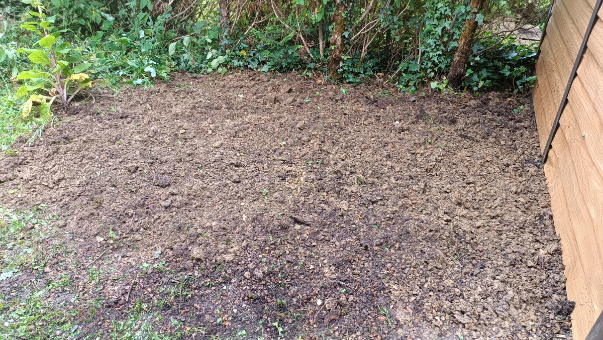 installer-composteur-dans-les-regles-de-l-art-mine-sol-decompacte