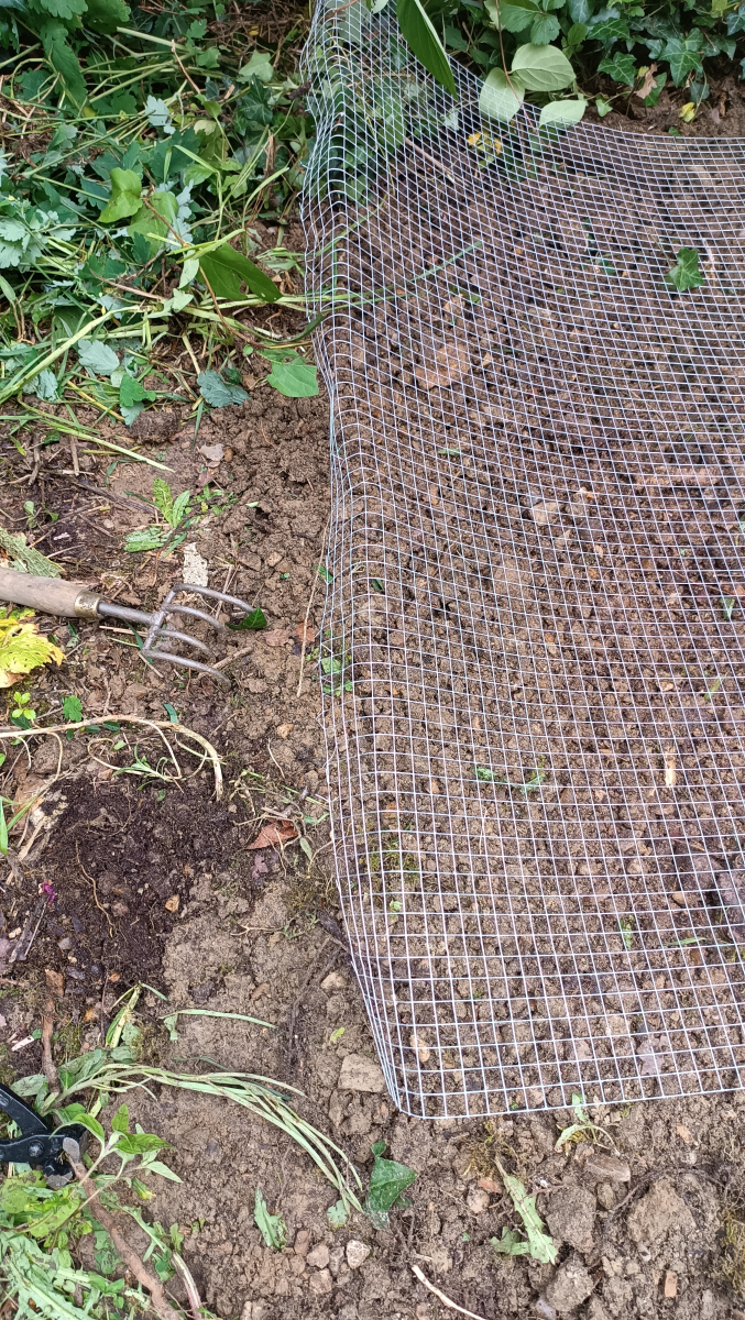 installer-composteur-dans-les-regles-de-l-art-mise-en-place-grillage