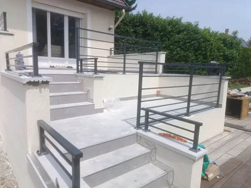 terrasse-surelevee-avec-gardes-corps