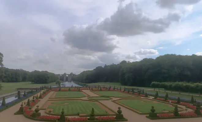Vert et Beau aux Roses Royales 2025 de Maintenon - vue du jardin à la française