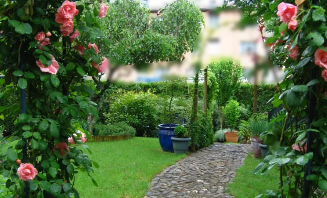  jardin de ville secret -Yvelines - Vert et Beau - arche de rosiers