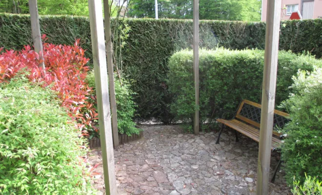  jardin de ville secret -Yvelines - Vert et Beau - pergola sur mesure avec peu de moyens